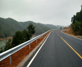 波形护栏安保道路